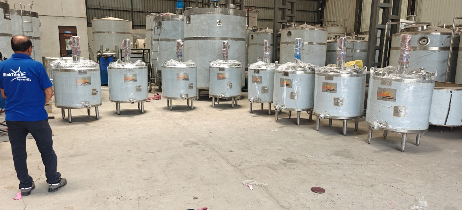 Milk storage tank 12